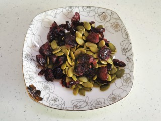 3、空气舒芙蕾~消耗蛋白的好方法,准备干果和蔓越莓适量