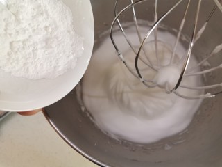 4、空气舒芙蕾~消耗蛋白的好方法,玉米淀粉加入湿性发泡的蛋白中