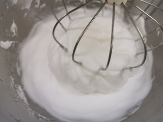 5、空气舒芙蕾~消耗蛋白的好方法,继续高速打发