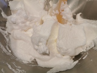 7、空气舒芙蕾~消耗蛋白的好方法,硅胶铲把打发好的蛋白，铲出到铺好油布或者油纸的烤盘上