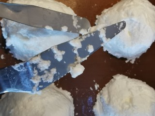 9、空气舒芙蕾~消耗蛋白的好方法,用两个抹刀或者勺子背面整形