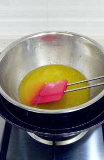 1、清凉香蕉华夫饼 ,黄油加牛奶隔水融化后离火晾凉。