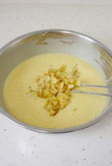 5、清凉香蕉华夫饼 ,最后倒入香蕉粒拌匀。