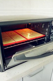 6、清凉香蕉华夫饼 ,将混合好的面糊倒在华夫饼模具中，再将模具并排放在烤架上，160度，中层，20分钟烤焙。