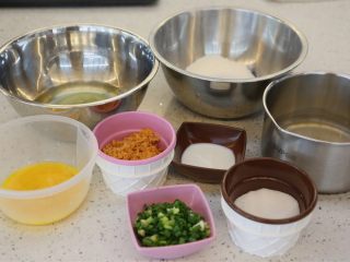 1、肉松沙拉卷,1.&nbsp;准备材料