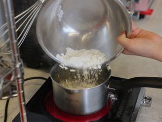 3、肉松沙拉卷,3.加入过筛后的低筋面粉和淀粉