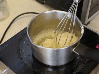 4、肉松沙拉卷,4.搅拌均匀至底上粘上一层薄面团的状态