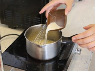 5、肉松沙拉卷,5.加入牛奶搅拌均匀