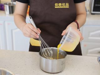 6、肉松沙拉卷,6.分次加入蛋黄搅拌均匀。