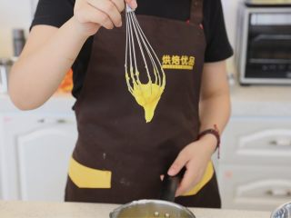 7、肉松沙拉卷,7.搅拌至提起打蛋器形成三角形的面糊状态即可