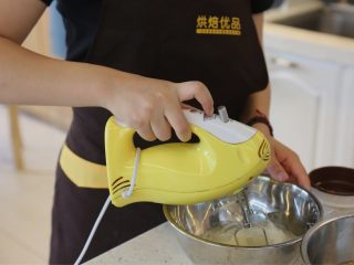 8、肉松沙拉卷,8.蛋白加入柠檬汁后，分三次加入细砂糖打发