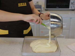 11、肉松沙拉卷,11.将面糊倒入放了油纸的烤盘中