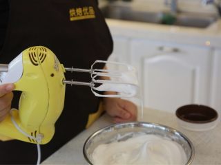 9、肉松沙拉卷,9.打发至出现凤尾状即可。