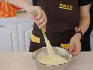 10、肉松沙拉卷,10.先将三分之一蛋白放入面糊中翻拌均匀，在将蛋白面糊加入蛋白中翻拌均匀。