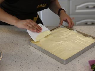 12、肉松沙拉卷,12.用刮刀整理面糊表面并震几下模，将气泡排出