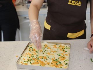 13、肉松沙拉卷,13.在面糊表面撒上葱碎和肉松
