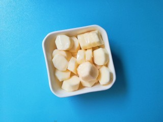 2、胡萝卜山药鲫鱼汤,山药切厚片