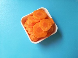 3、胡萝卜山药鲫鱼汤,胡萝卜切片