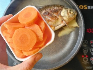 9、胡萝卜山药鲫鱼汤,倒入胡萝卜