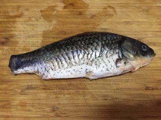 1、鲫鱼浓汤,鲫鱼处理干净后用厨房纸吸干表面水分
