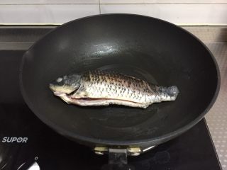 3、鲫鱼浓汤,将鲫鱼煎制两面微微焦黄