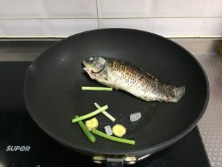 4、鲫鱼浓汤,放入葱姜，冰糖