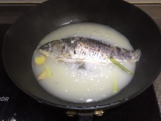 6、鲫鱼浓汤,煮至浓汤，加入少许盐，哺乳期要少吃盐