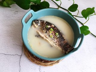 7、鲫鱼浓汤,出锅即可