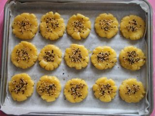 11、桃酥,撒上黑白芝麻。