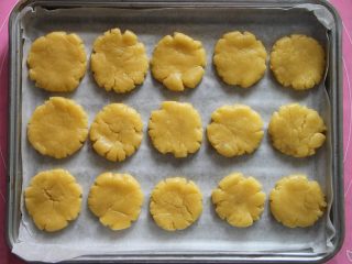9、桃酥,将小圆球用手按扁,放入烤盘中(我的不是不粘烤盘,所以垫油纸)。