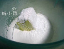 1、蔓越莓饼干,黄油室温软化后加糖粉搅打至发白