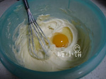 2、蔓越莓饼干,加入蛋液搅打均匀，我用的小个鸡蛋差不多一个正好，怕不容易搅匀的话最好分2-3次加入蛋液，每加一次都充分搅打均匀