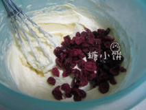 3、蔓越莓饼干,加入蔓越莓干，蔓越莓干提前切碎的话分布会更均匀