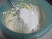 4、蔓越莓饼干,筛入低粉，拌至没有干粉就立即停手