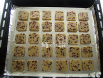 6、蔓越莓饼干,切成目测厚约5MM的片状，排入烤盘中