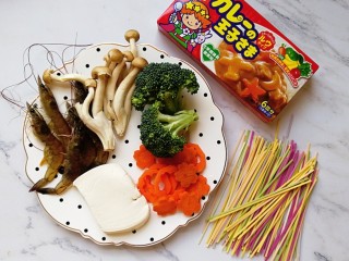 1、宝宝辅食—咖喱时蔬鲜虾面,准备好食材