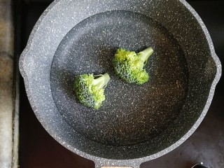 2、宝宝辅食—咖喱时蔬鲜虾面,西兰花入沸水里焯一下捞出