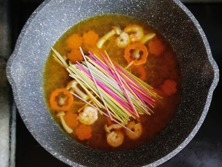 7、宝宝辅食—咖喱时蔬鲜虾面,煮至咖喱块融化后，倒入适量的蔬菜面