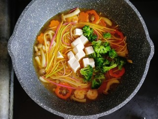 8、宝宝辅食—咖喱时蔬鲜虾面,面条煮软后，倒入豆腐和西兰花继续煮3分钟左右，所有食材熟了即可出锅～