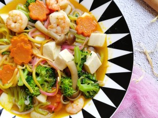 9、宝宝辅食—咖喱时蔬鲜虾面,装盘咯～