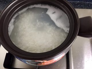 7、砂锅粥—鲜虾粥,大火烧开转小火，在煮40分钟。