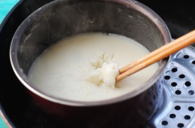 4、雪媚娘,放入锅里中大火蒸约15分钟至面糊完全凝固。