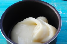 6、雪媚娘,稍微放至不烫手后,戴上一次性手套,或者手上套个保鲜袋,按压揉捏约5分钟后黄油完全被吸收,面团柔软有弹性不粘手。揉好后装入保鲜袋中放入冰箱冷冻20分钟至面团完全变凉。(如图的状态,面团柔软光滑有弹性)