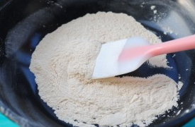 8、雪媚娘,小火炒至糯米粉颜色变成微黄色,炒好后盛出当手粉备用。