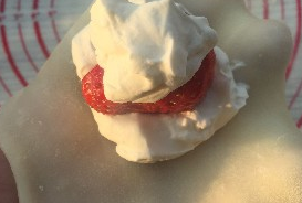 11、雪媚娘,包上打发好的奶油,放上草莓。