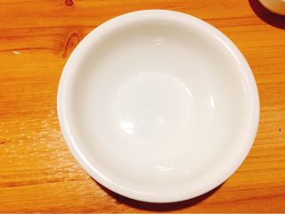 2、快手早餐+鸡蛋葱花软饼,准备一口大些的碗。