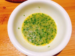 7、快手早餐+鸡蛋葱花软饼,用手动打蛋器搅拌均匀