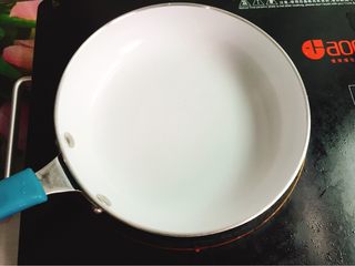 12、快手早餐+鸡蛋葱花软饼,取一口不粘平底锅