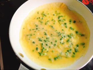 15、快手早餐+鸡蛋葱花软饼,倒入面糊,在没凝固之前将面糊尽量在平底锅中摊圆摊薄