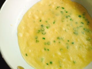 16、快手早餐+鸡蛋葱花软饼,外面已凝固成型就可以翻面煎另外一边